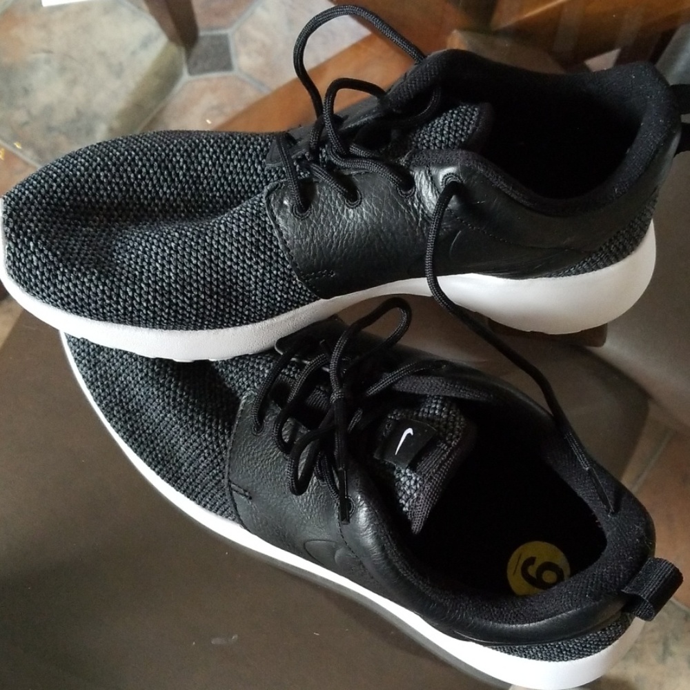 Nike NWT size 9 woman's tennis shoe